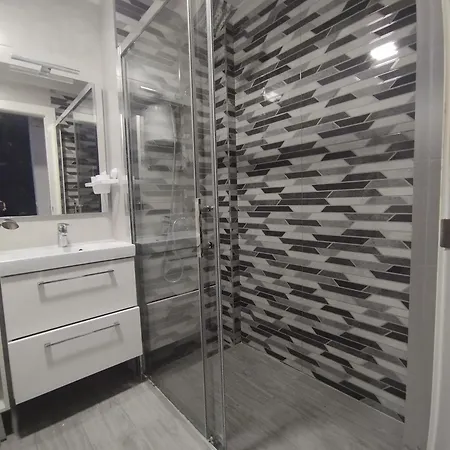 Seastar Apartment *